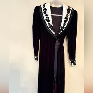 Vintage Jonquil by Diane Samandi Black Velvet Brocade Collar Robe